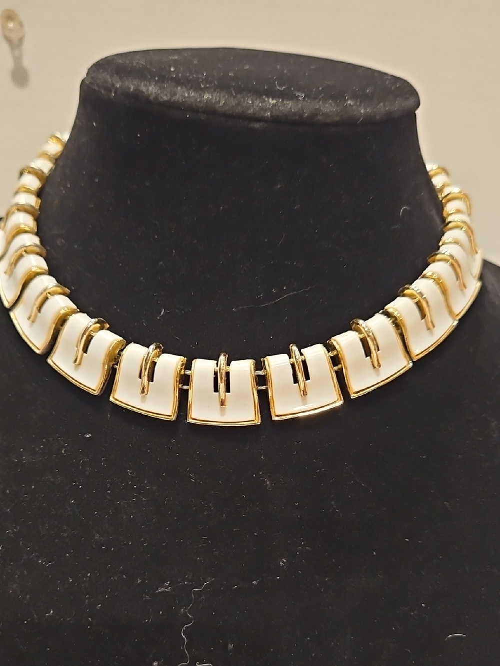 Elegant Vintage 1950's Lisner Lucite Necklace/Choker